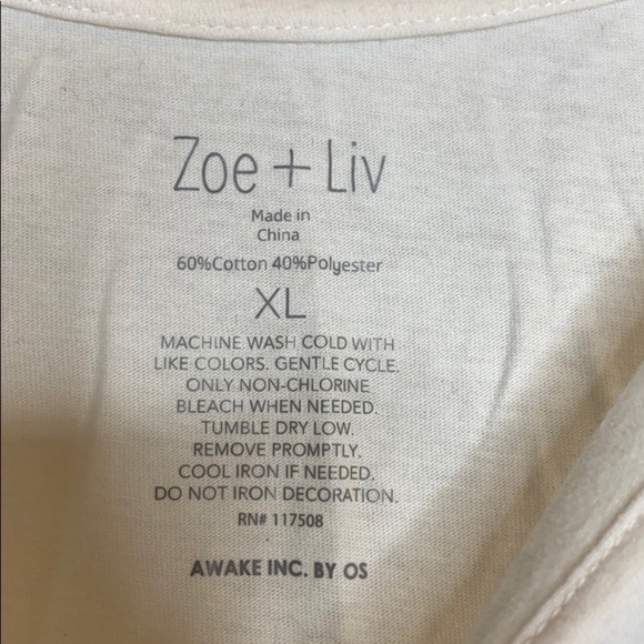 Zoe + Liv Off White T-shirt. Front tie. - Picture 5 of 5